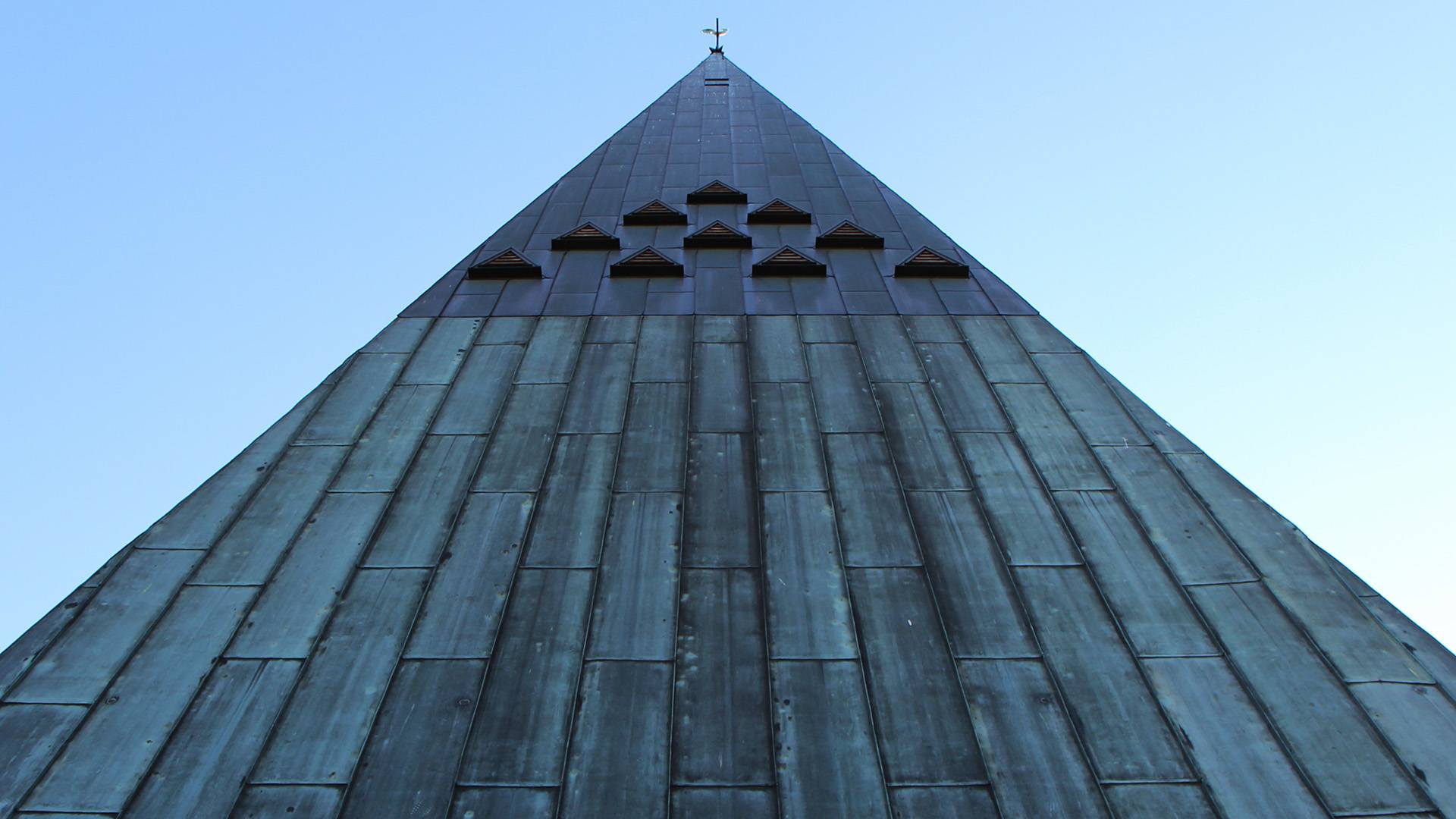 Kirchturm mit Läuteanlage